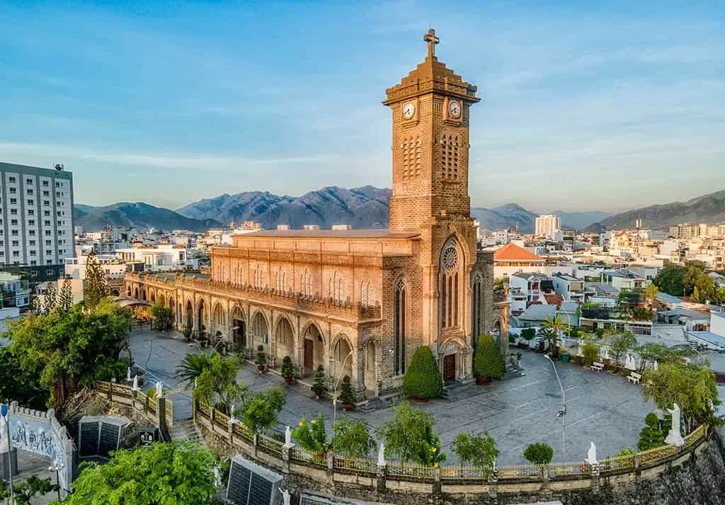Tham quan nhà thờ cổ kính theo phong cách Gothic đầy ấn tượng